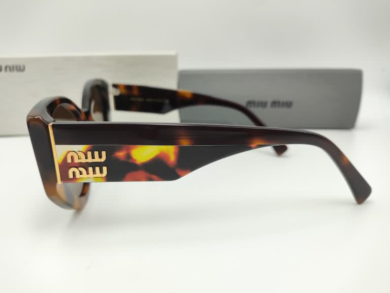 Солнцезащитные очки MIU MIU SMU03 UES-A4 - Фото 4